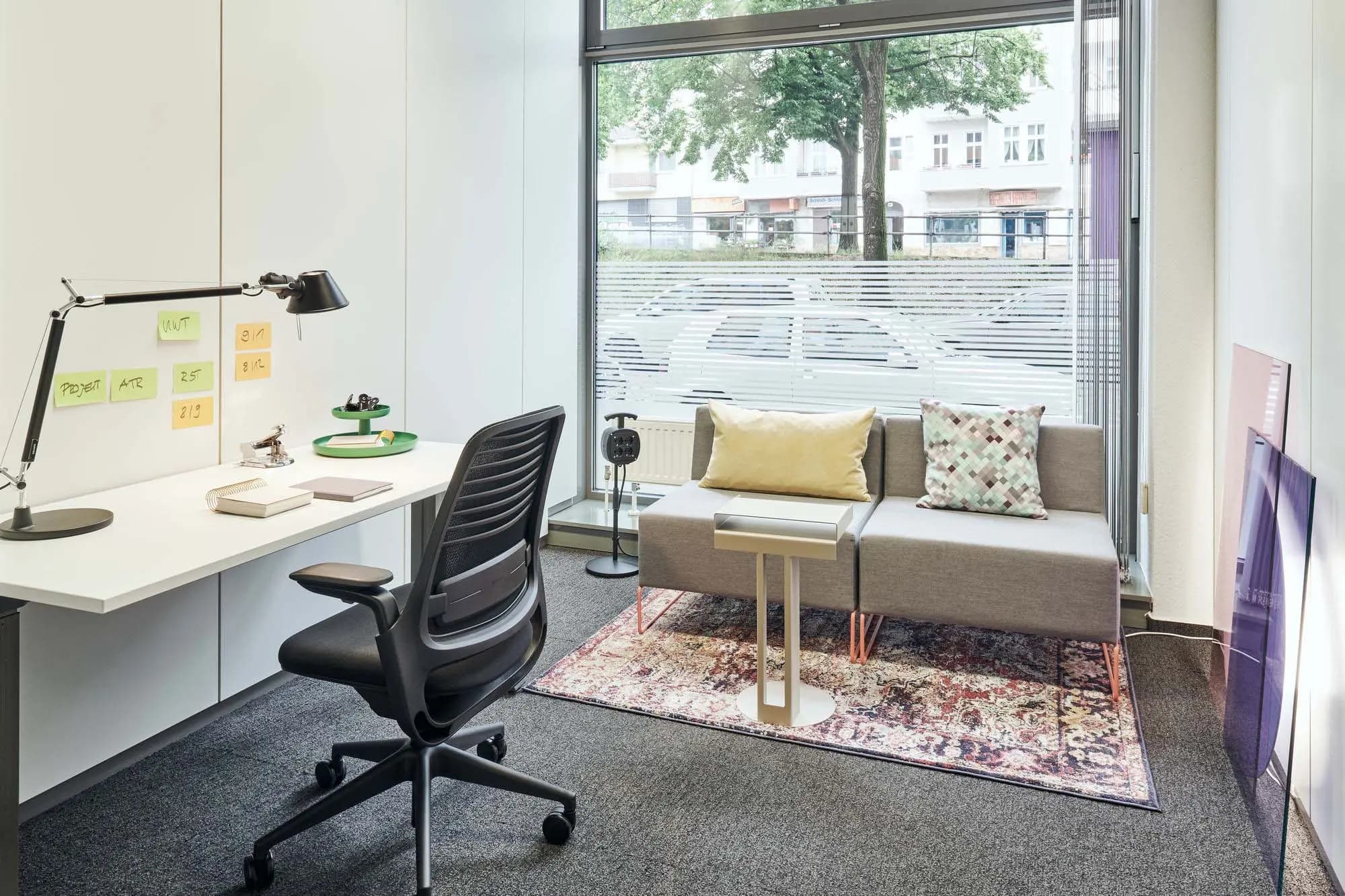 Day Office for 2 — Design Offices Bonn Hauptbahnhof • €19/hour interior photo 1