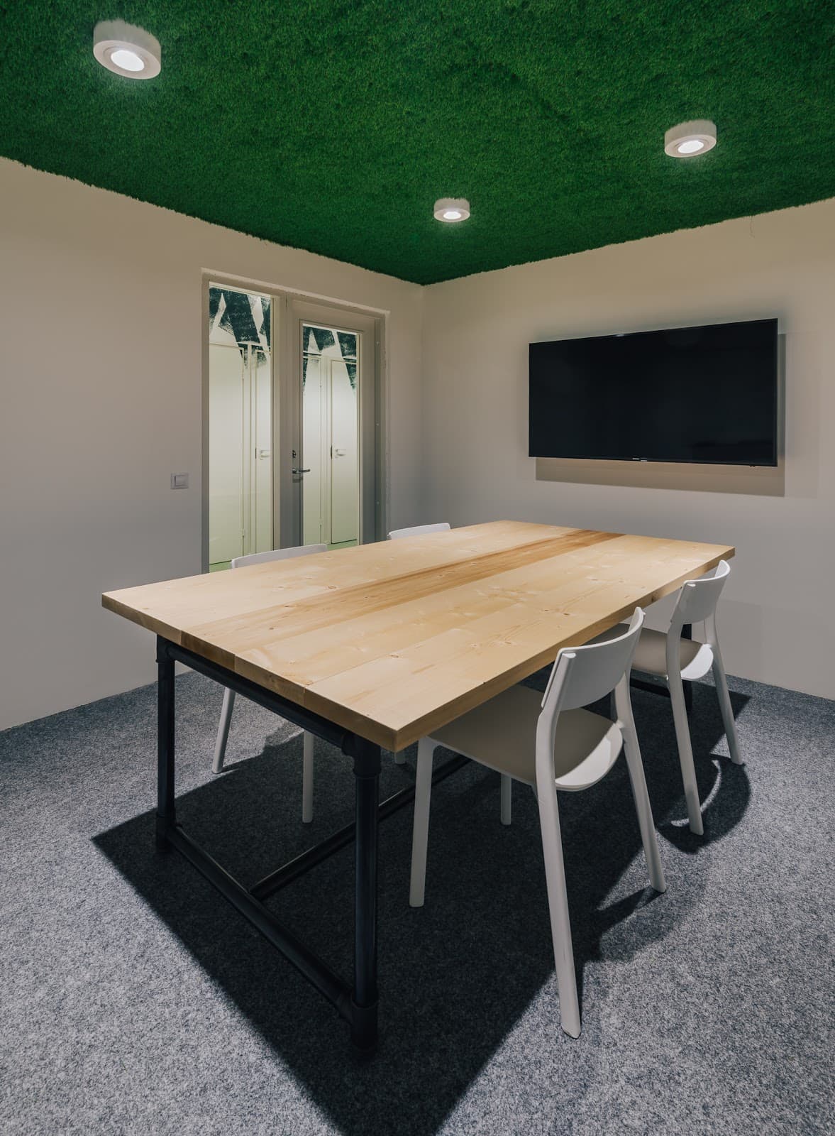 Spring Hub Tallinn Day Pass – Flexible Workspace & Networking in Central Tallinn interior photo 6