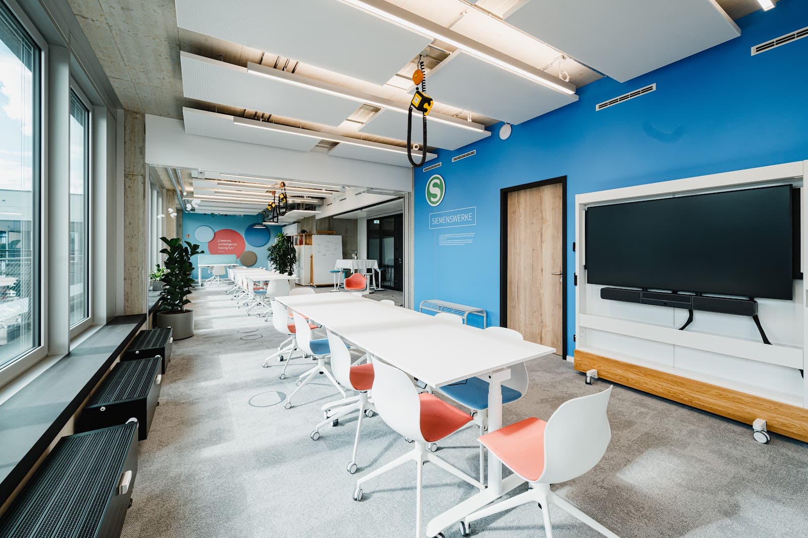 Munich SOHO Day Pass at 1000 Satellites – Flexible Workspace & Networking interior photo 1