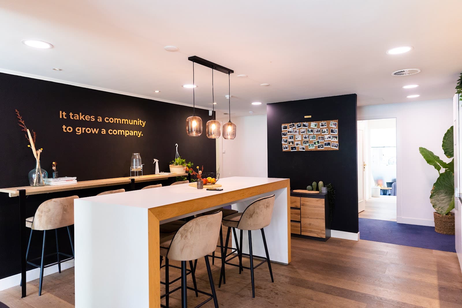 Flexible Day Pass at StartDock Keizersgracht with Canal Views interior photo 2