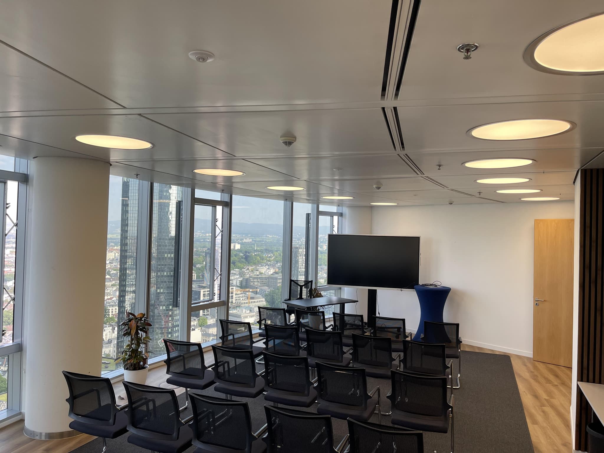 Spacious Office Space with Height-adjustable Desks interior photo 4