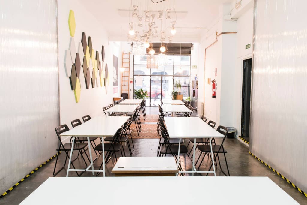 Dinamo Coworking Vigo Day Pass - Flexible Workspace & Networking in City Center interior photo 13