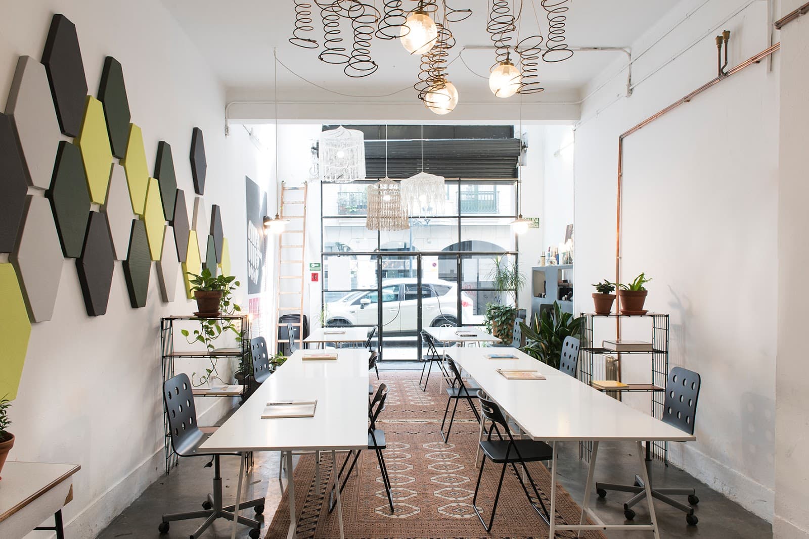 Dinamo Coworking Vigo Day Pass - Flexible Workspace & Networking in City Center interior photo 3