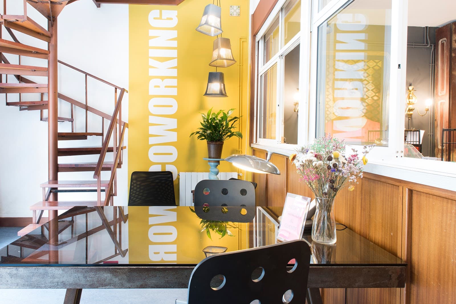 Dinamo Coworking Vigo Day Pass - Flexible Workspace & Networking in City Center interior photo 4