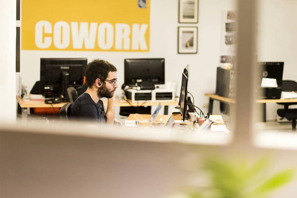 Dinamo Coworking Vigo Day Pass - Flexible Workspace & Networking in City Center interior photo 9