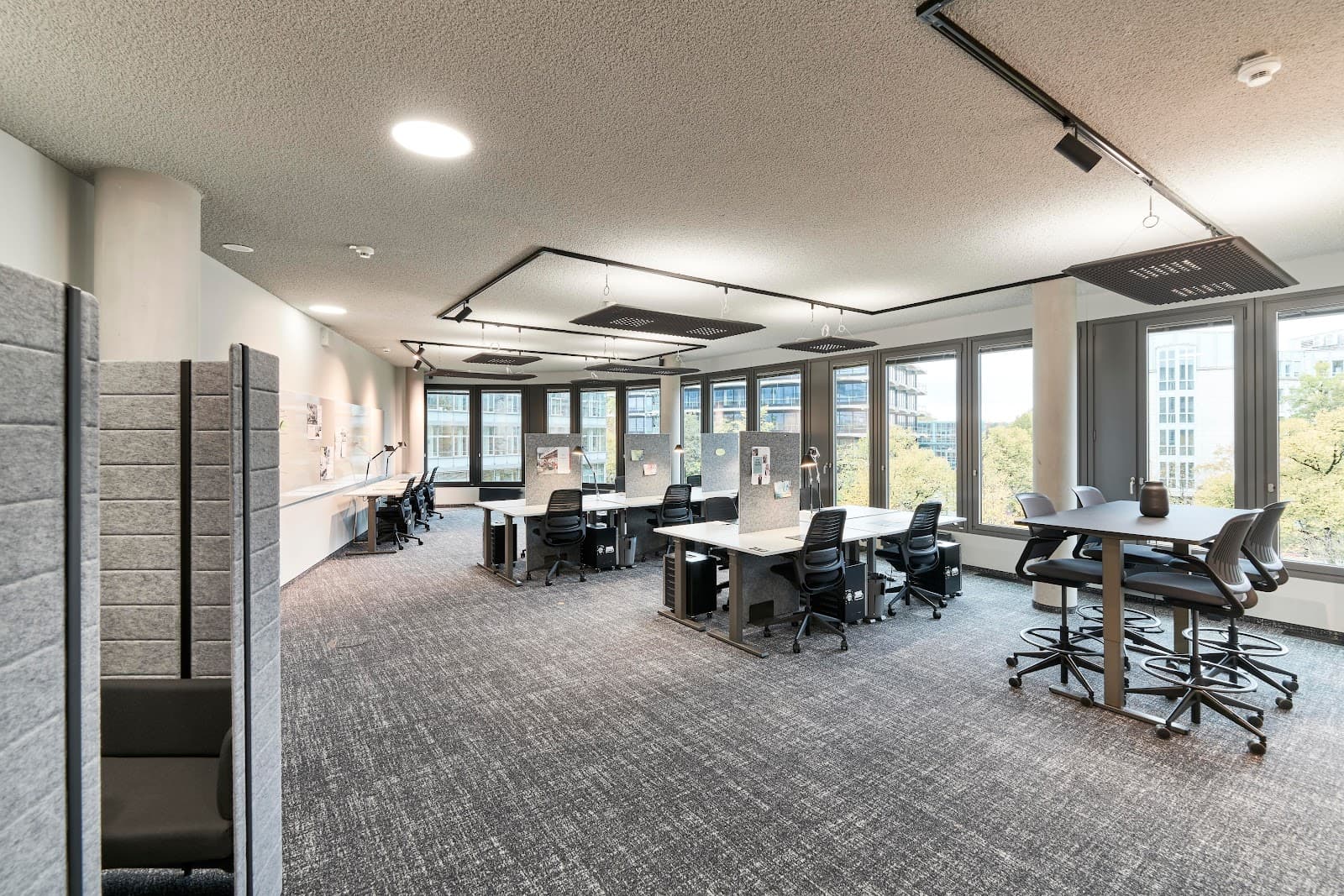 Stylish Private Office with Rooftop Terrace in Munich Westend interior photo 6