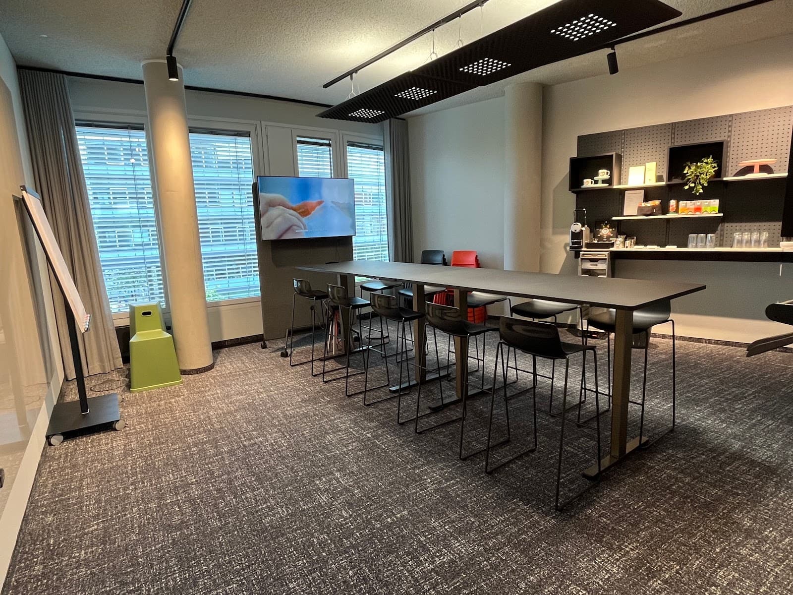 Stylish Private Office with Rooftop Terrace in Munich Westend interior photo 8