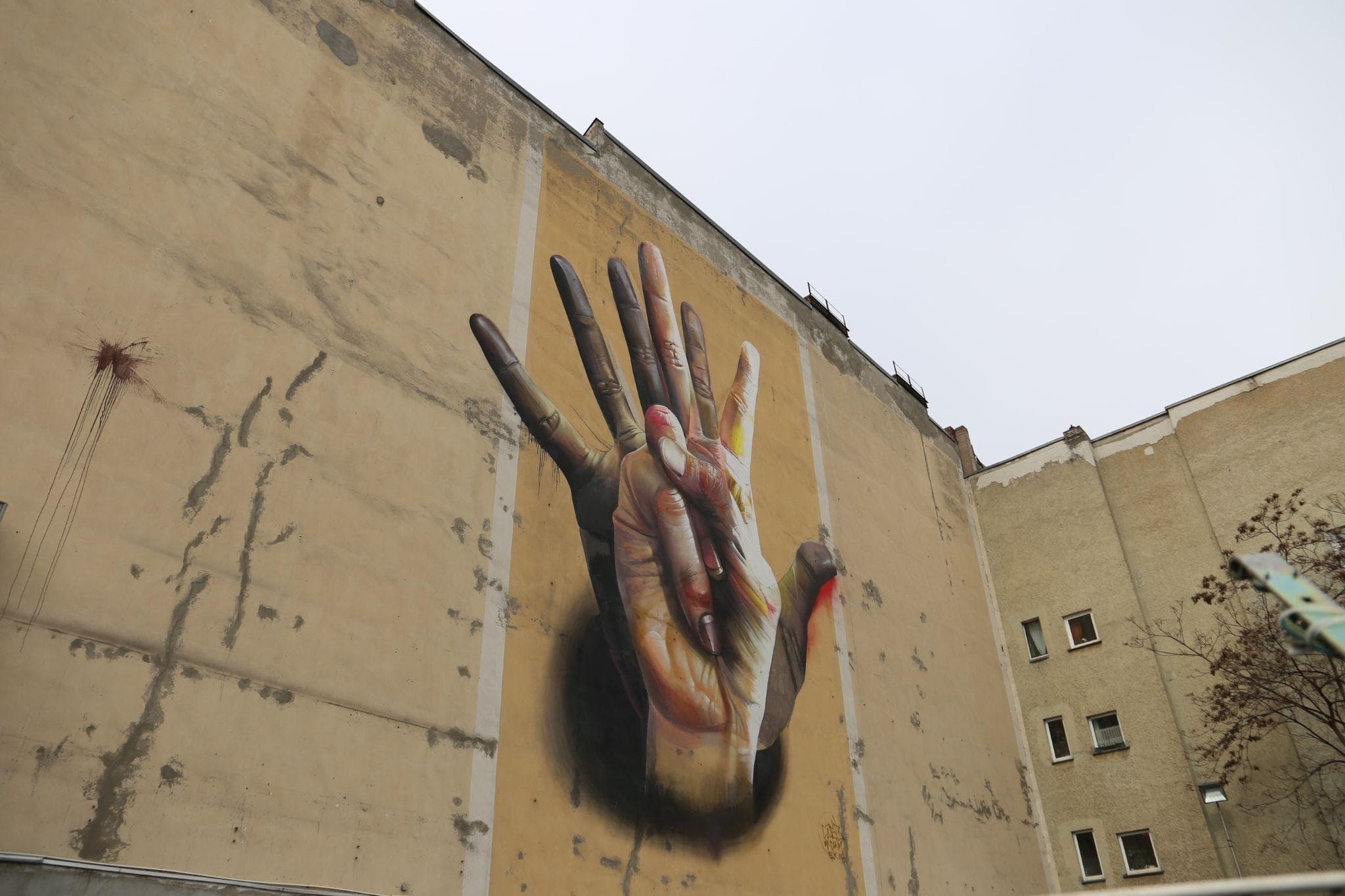 Chic beige oasis: a blend of modern patterns and rustic charm at Techspace Eiswerk interior photo 4