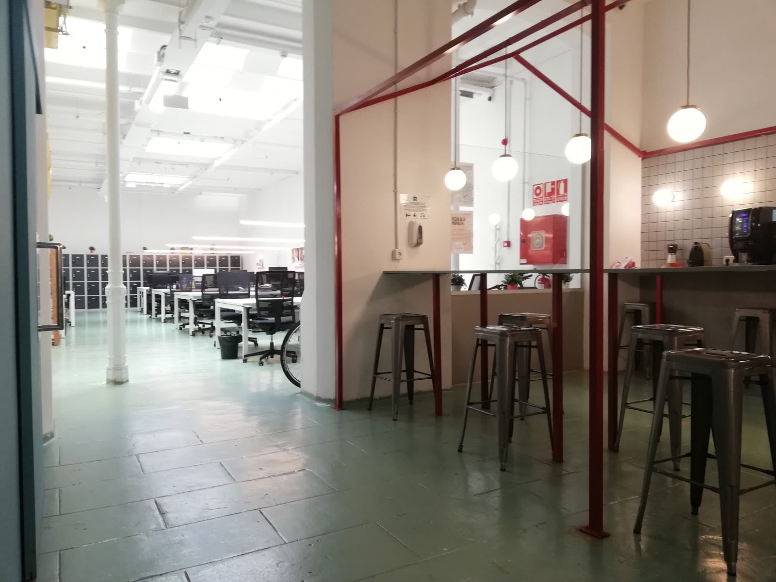 Day Pass at CREC Coworking Eixample with Natural Light interior photo 1