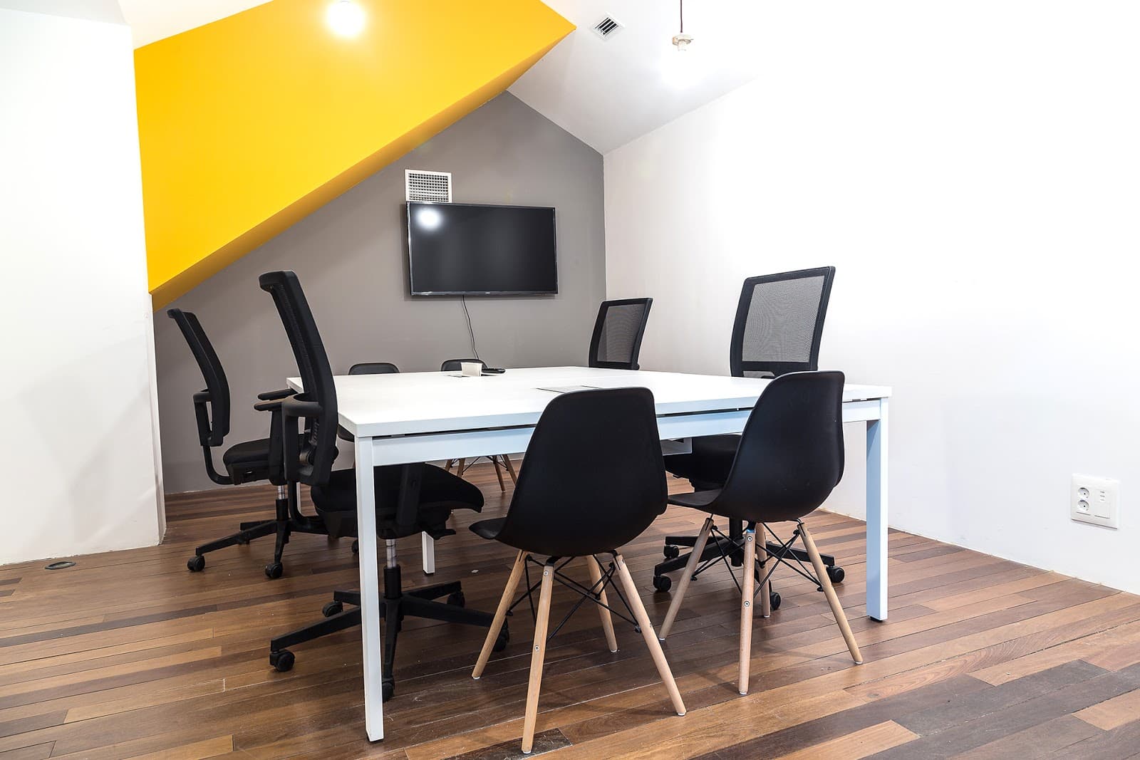 Day Pass at CREC Coworking Eixample with Natural Light interior photo 2