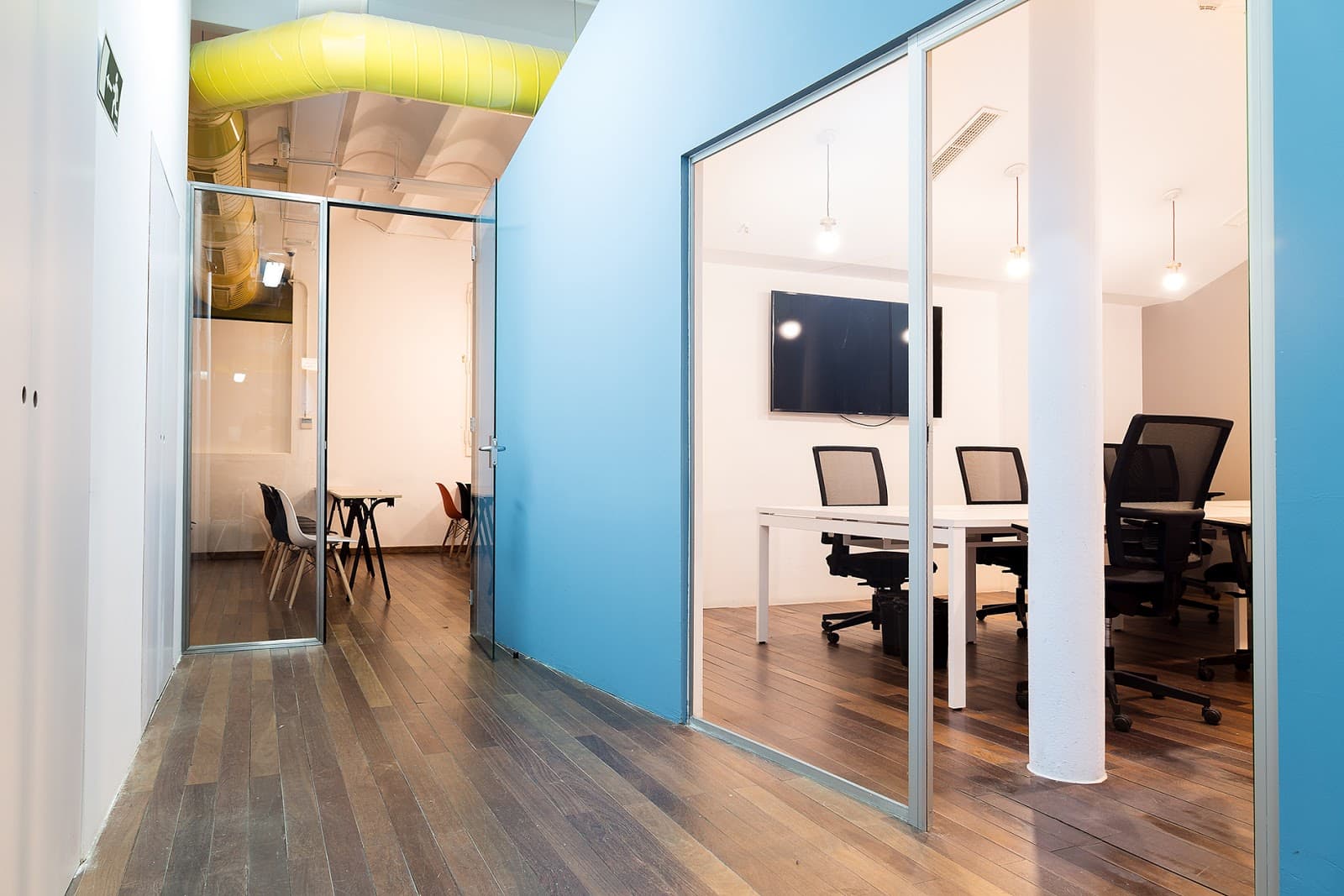 Day Pass at CREC Coworking Eixample with Natural Light interior photo 5
