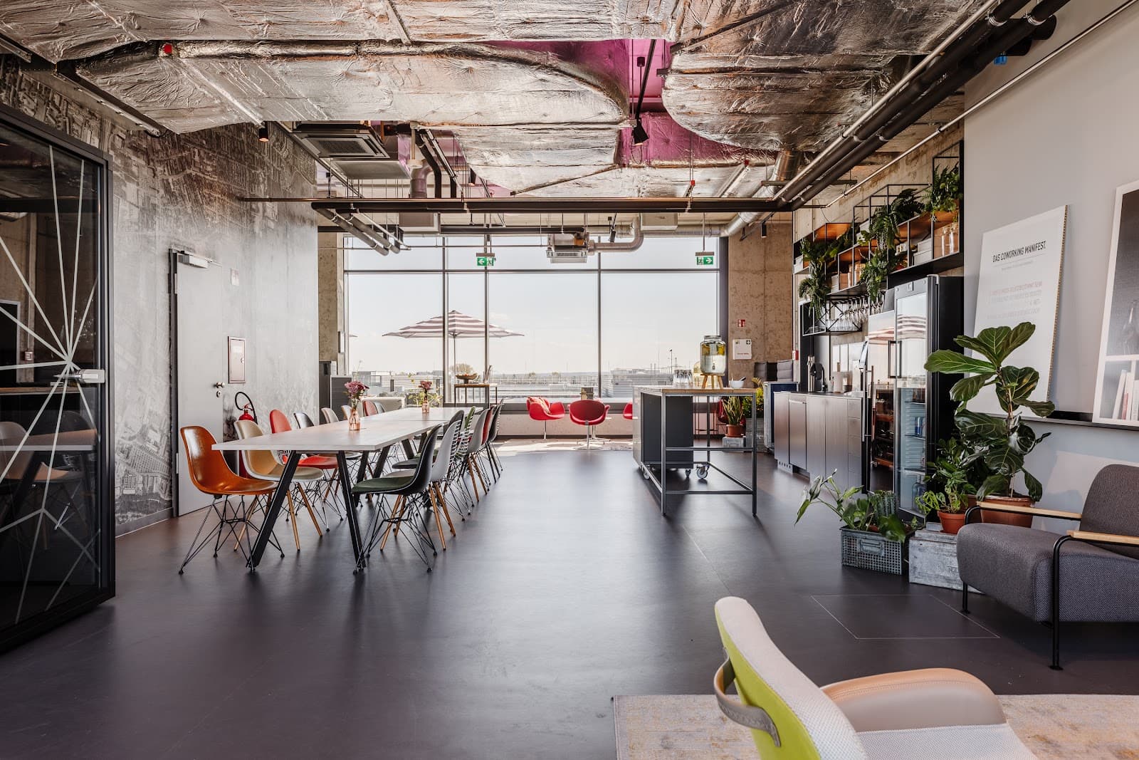 Flexible Coworking Day Pass in Erlangen with Networking Perks interior photo 3