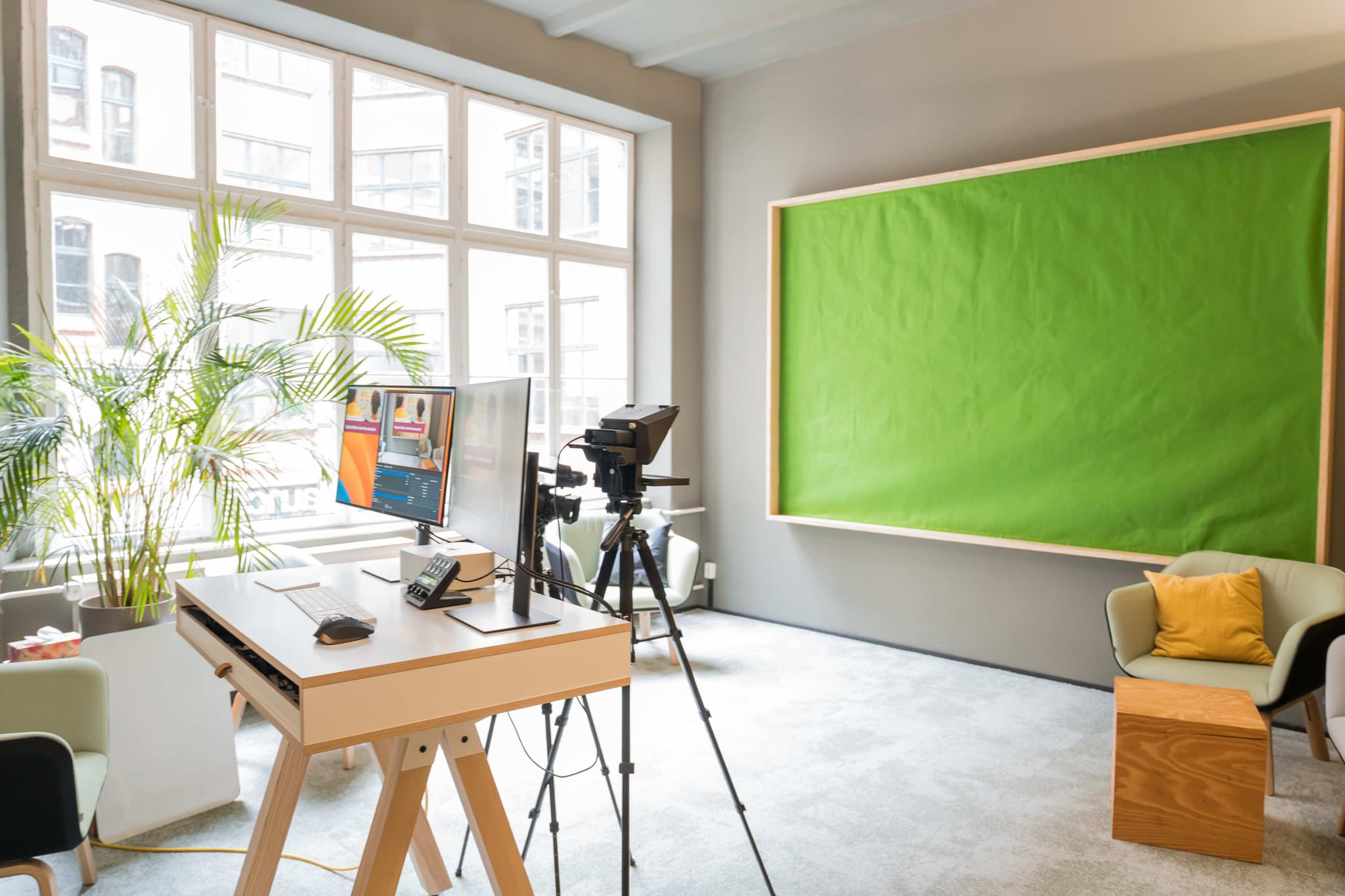 Bright Meeting Room at launchlabs Berlin interior photo 2