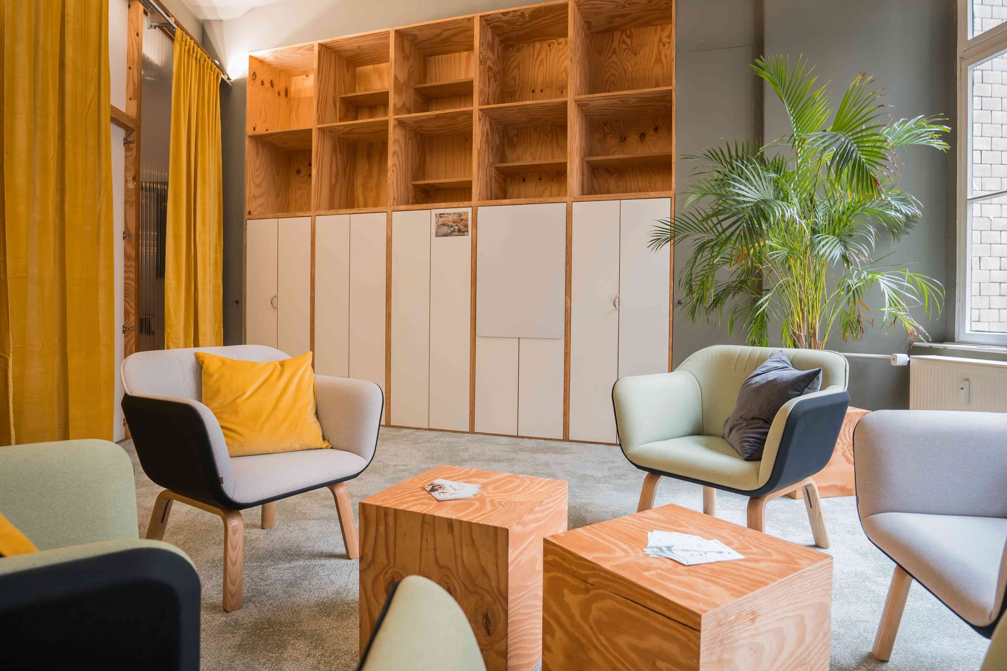 Bright Meeting Room at launchlabs Berlin interior photo 3