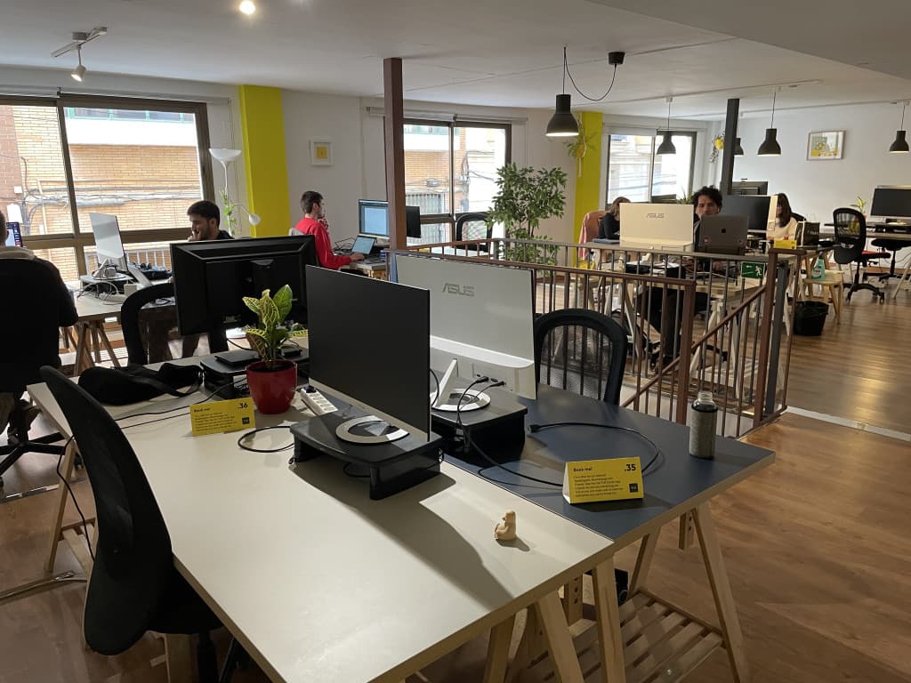 Scenic Day Pass with Rooftop Access in TLR Coworking Malaga interior photo 4