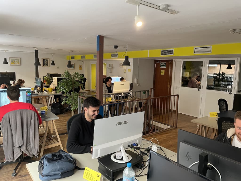 Scenic Day Pass with Rooftop Access in TLR Coworking Malaga interior photo 5