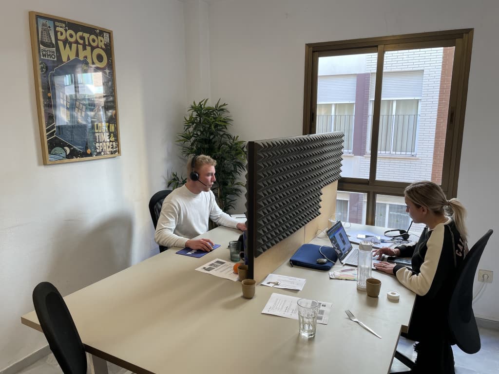 Scenic Day Pass with Rooftop Access in TLR Coworking Malaga interior photo 8