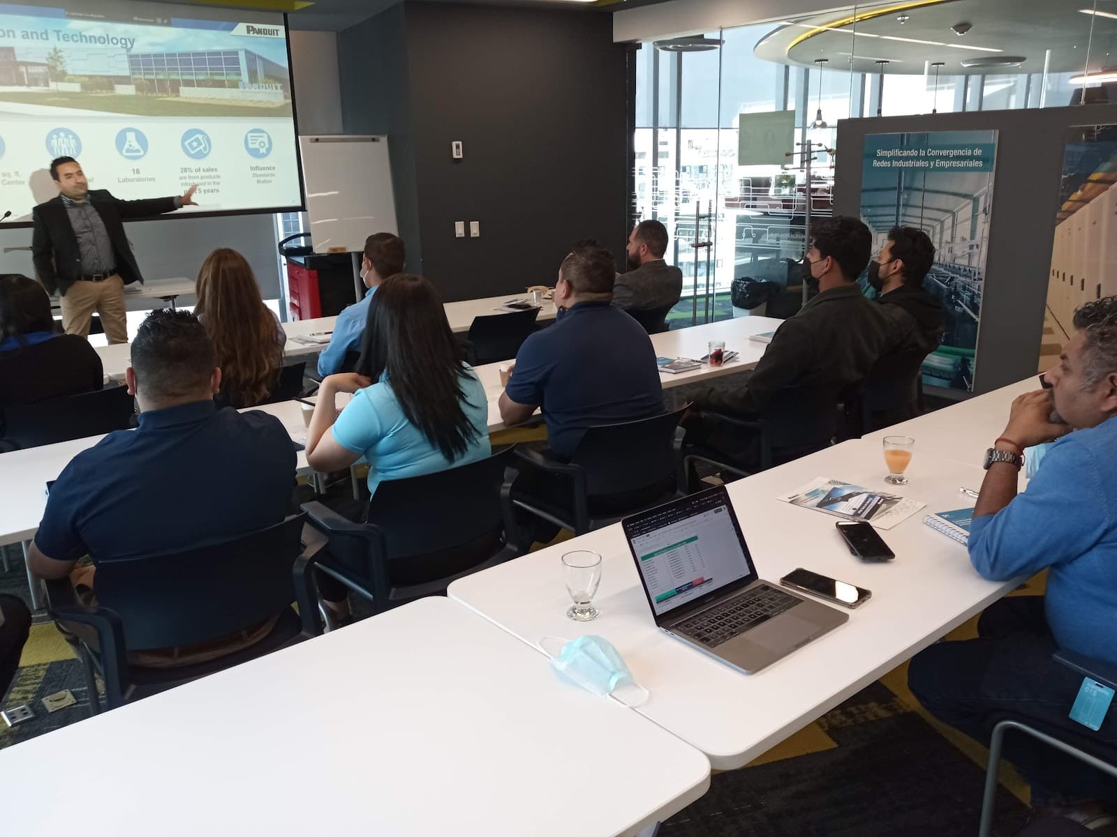 Premium Day Pass at IZA Business Centers CDMX - Flexible Workspace & Networking in Mexico City interior photo 2