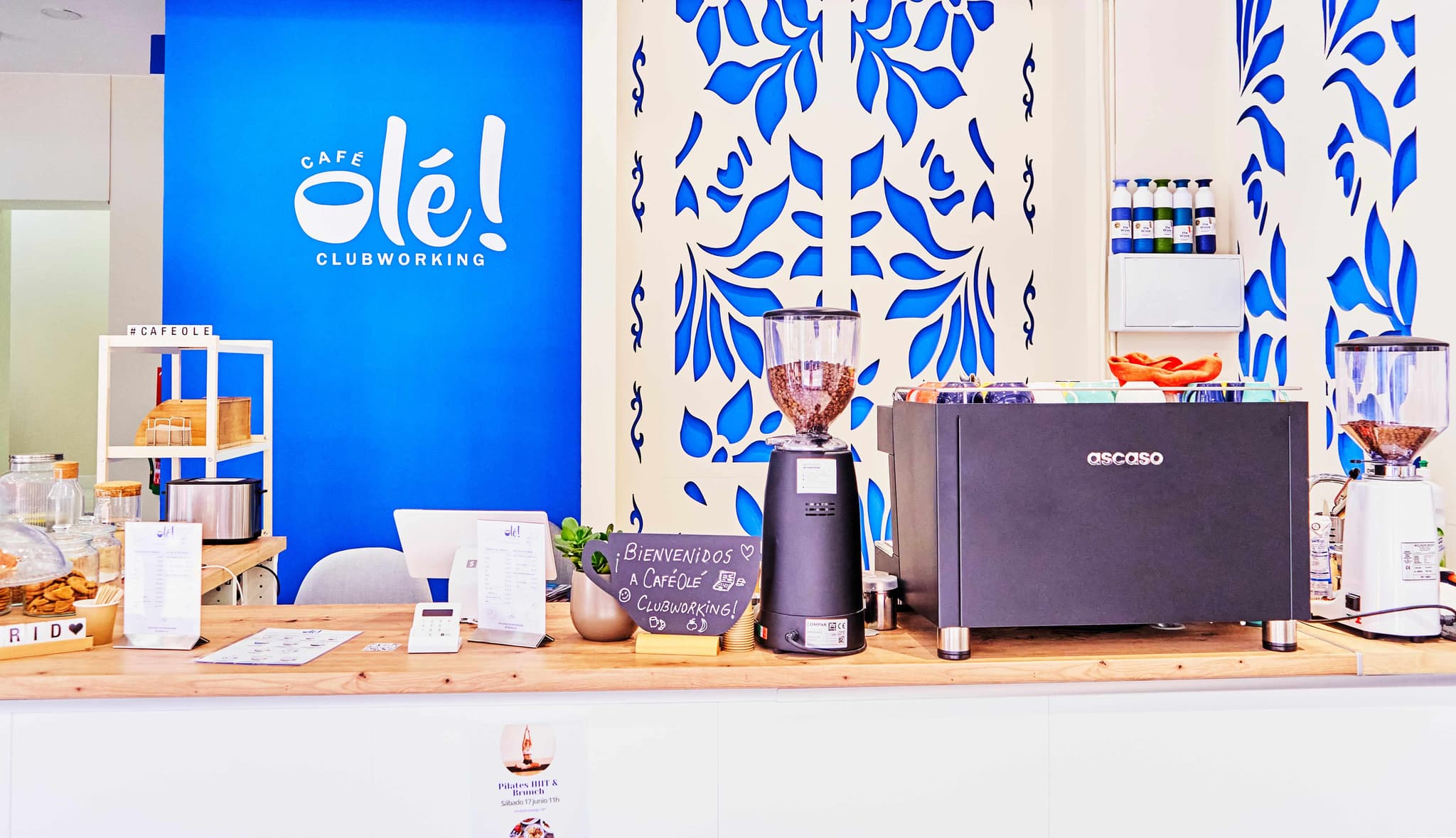 The perfect blend of cozy café vibes & modern coworking at CaféOlé! Clubworking Madrid interior photo 1