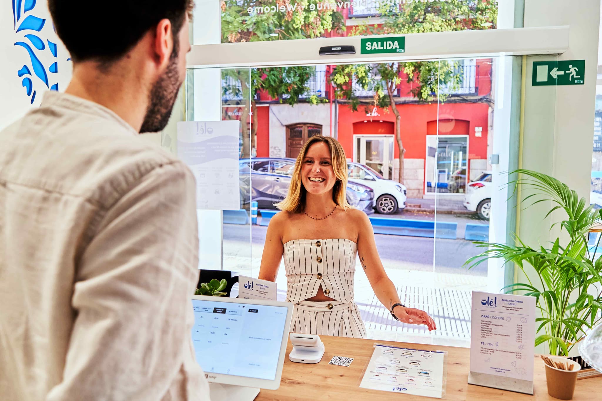 The perfect blend of cozy café vibes & modern coworking at CaféOlé! Clubworking Madrid interior photo 2