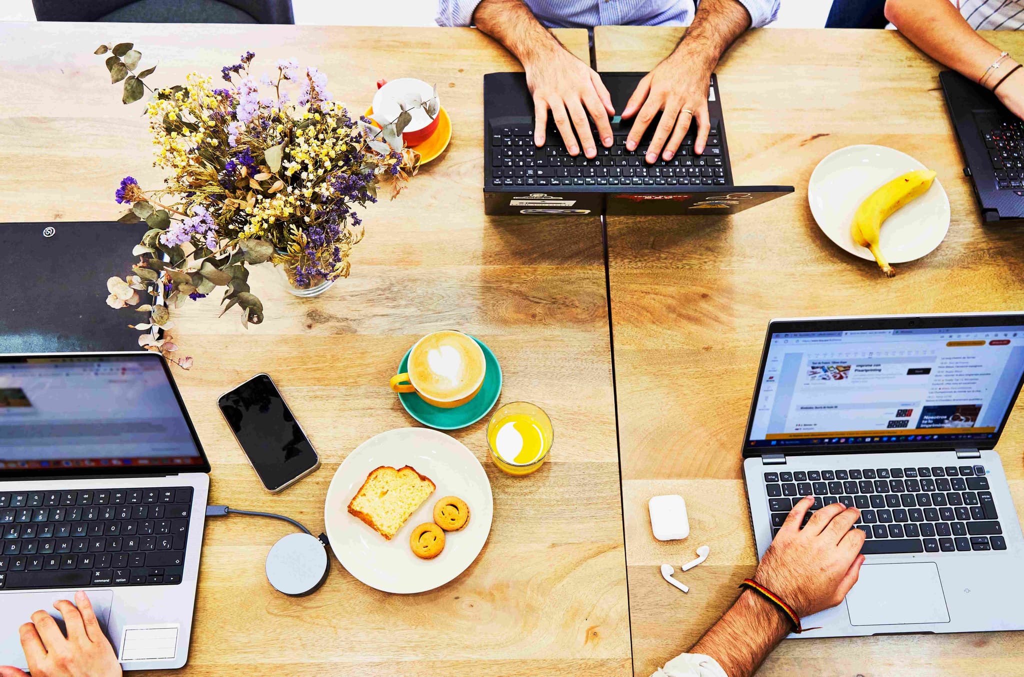 The perfect blend of cozy café vibes & modern coworking at CaféOlé! Clubworking Madrid interior photo 3