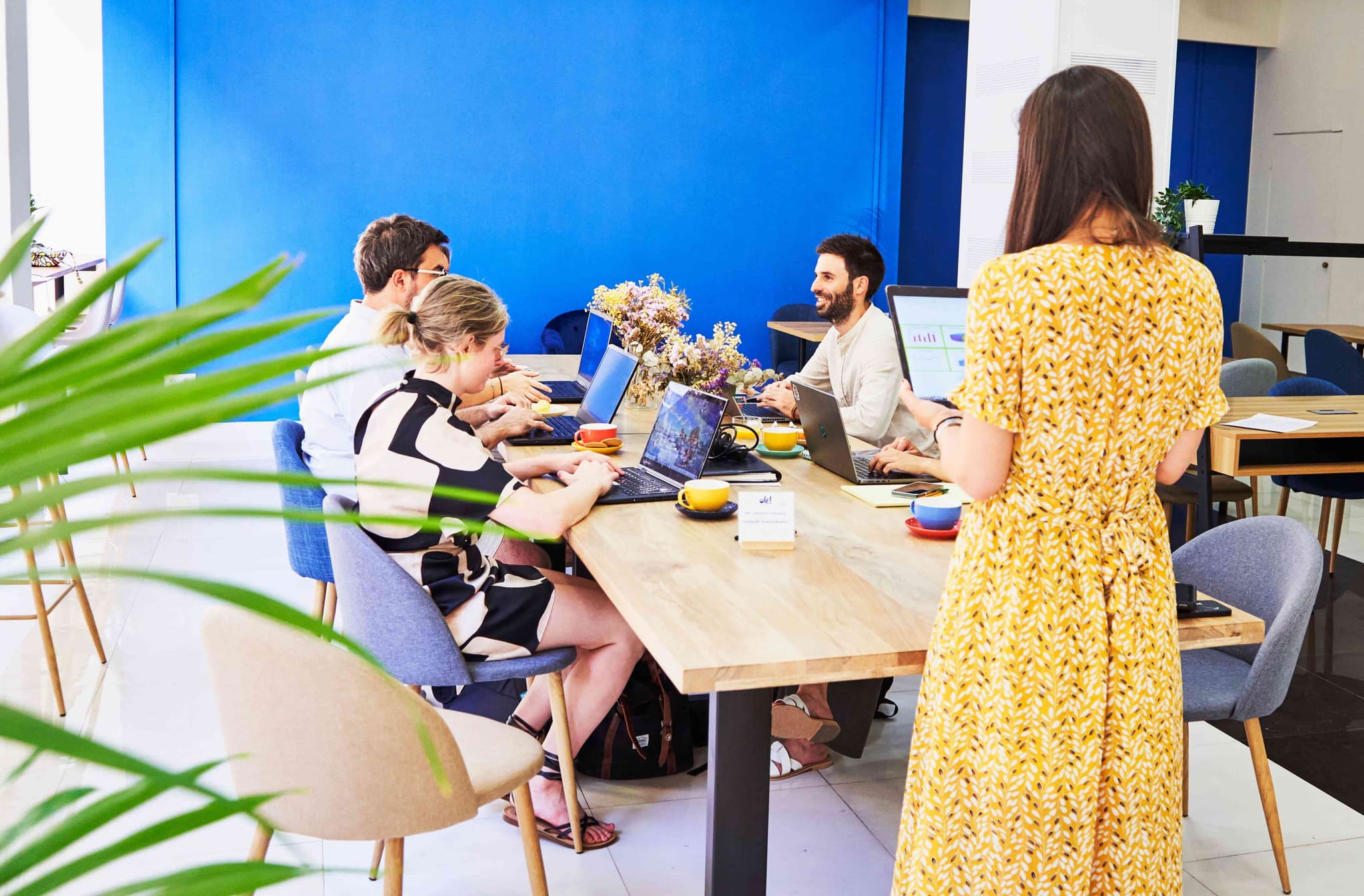 The perfect blend of cozy café vibes & modern coworking at CaféOlé! Clubworking Madrid interior photo 4