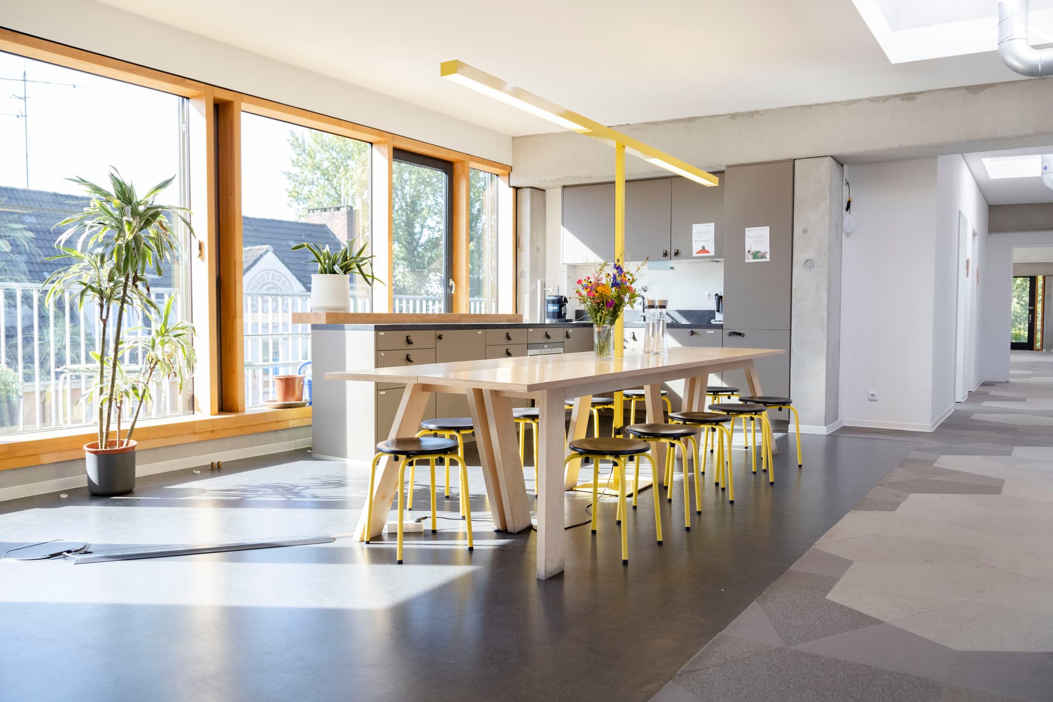 Work from a dynamic coworking space in Hamburg's Schanzenviertel district at betahaus Schanze interior photo 1
