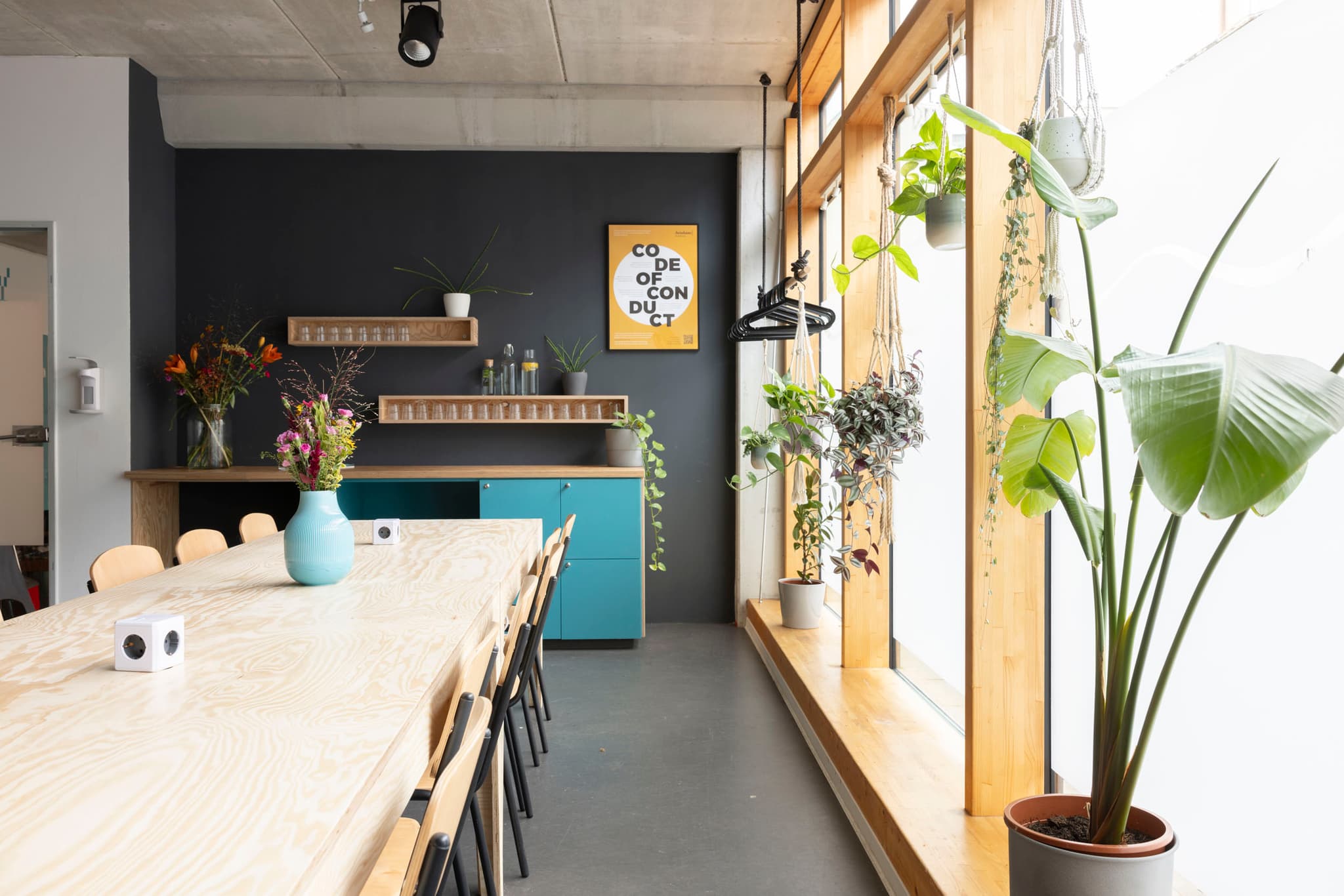 Work from a dynamic coworking space in Hamburg's Schanzenviertel district at betahaus Schanze interior photo 4