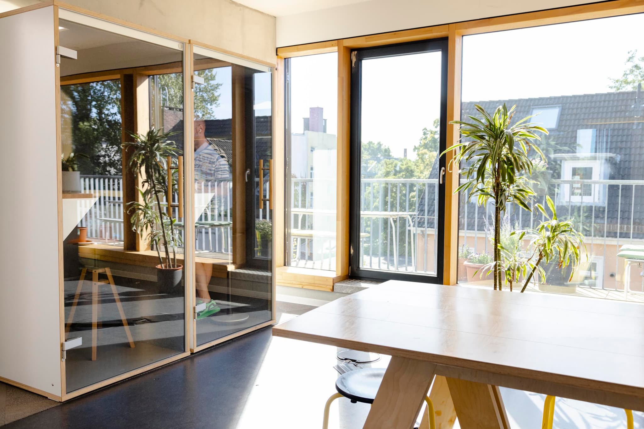 Work from a dynamic coworking space in Hamburg's Schanzenviertel district at betahaus Schanze interior photo 5