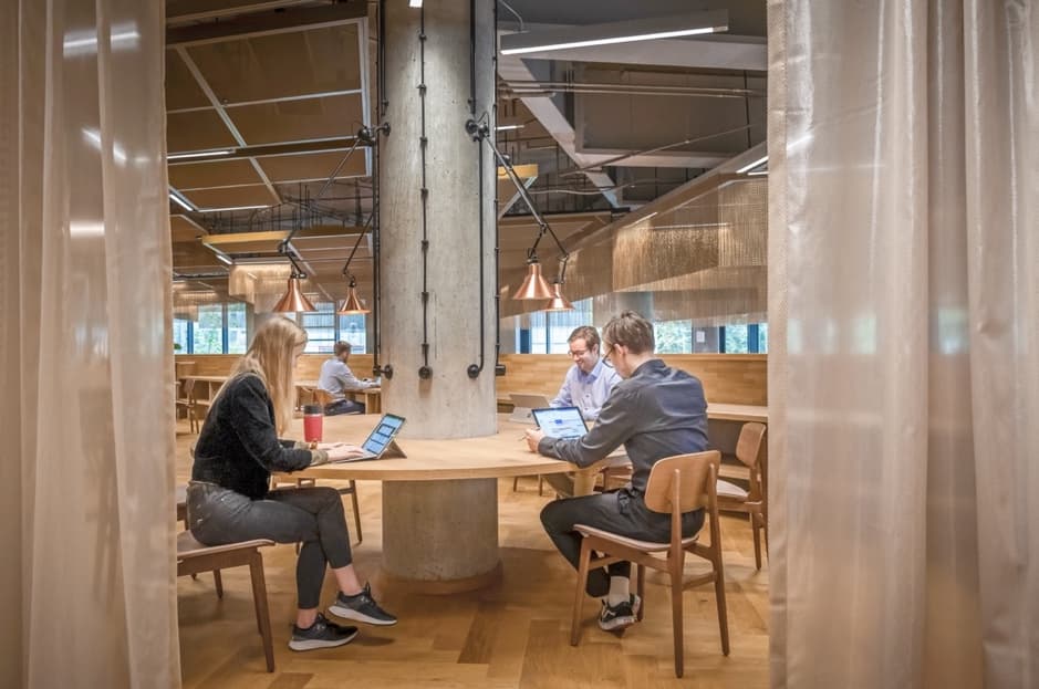 Bright 5-Person Meeting Room — EDGE Grand Central Berlin interior photo 2