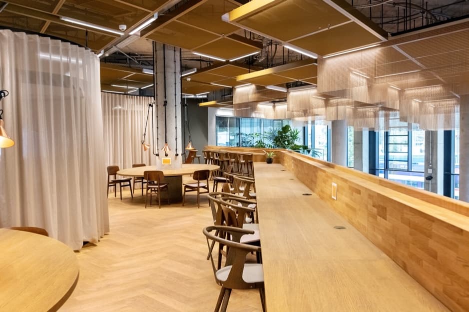 Bright 5-Person Meeting Room — EDGE Grand Central Berlin interior photo 3