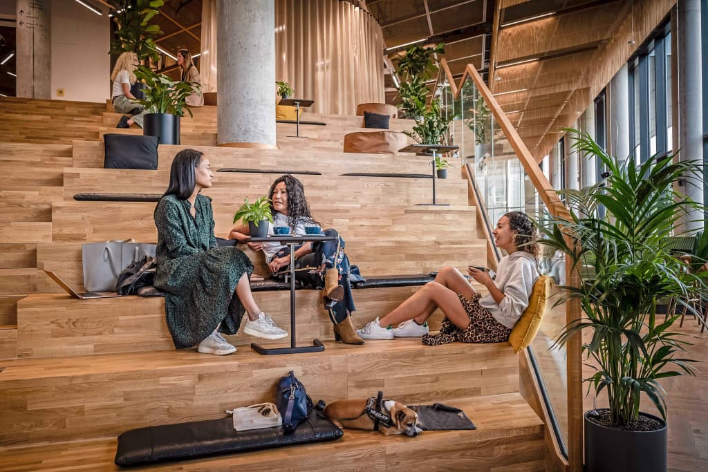 Bright 12-Person Meeting Room at EDGE Grand Central Berlin with TV & Natural Light interior photo 2