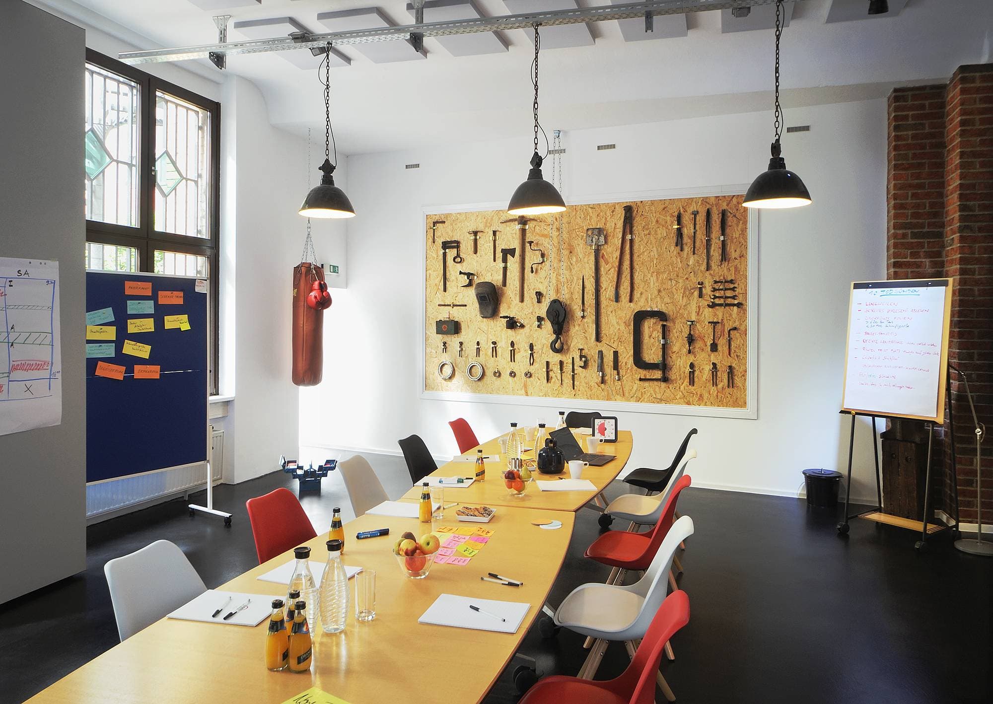 Dynamic Meeting Room at Berlin Mitte for 15 People interior photo 3