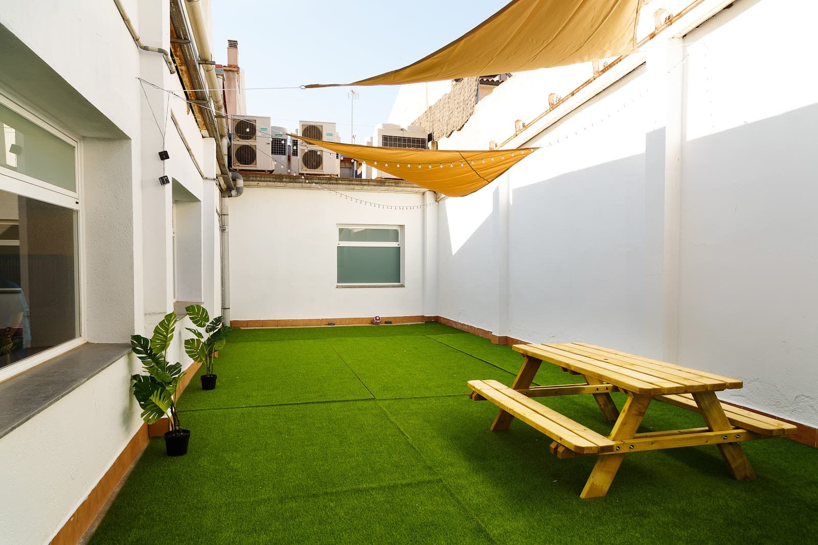 Sabadell CREC Coworking Day Pass - Natural Light & Meeting Rooms interior photo 1