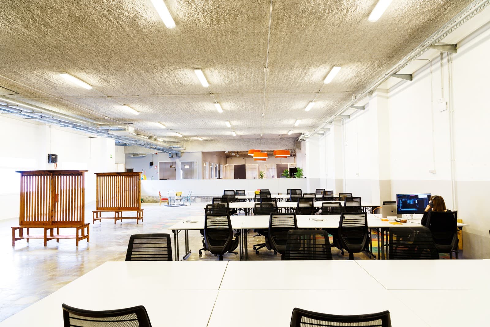 Sabadell CREC Coworking Day Pass - Natural Light & Meeting Rooms interior photo 2