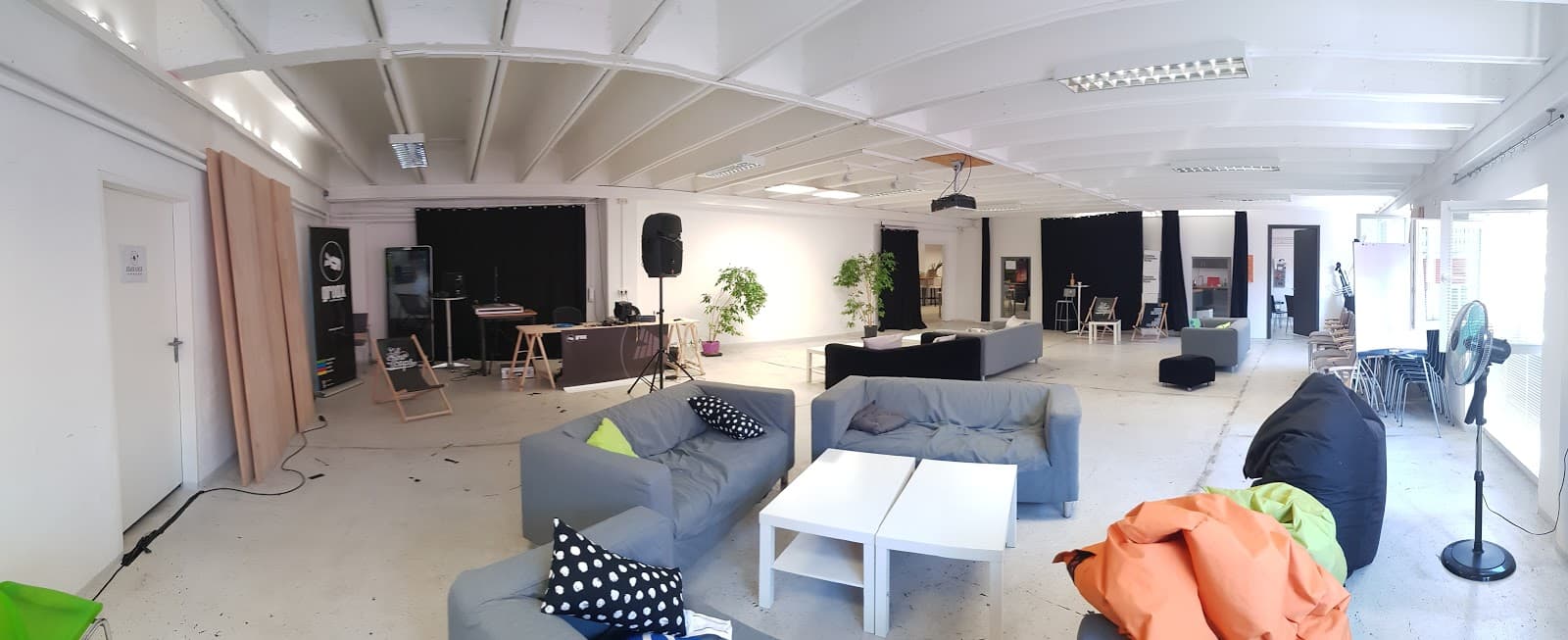 Spacelend Graz Day Pass - Flexible Workspace & Networking in City Center interior photo 3