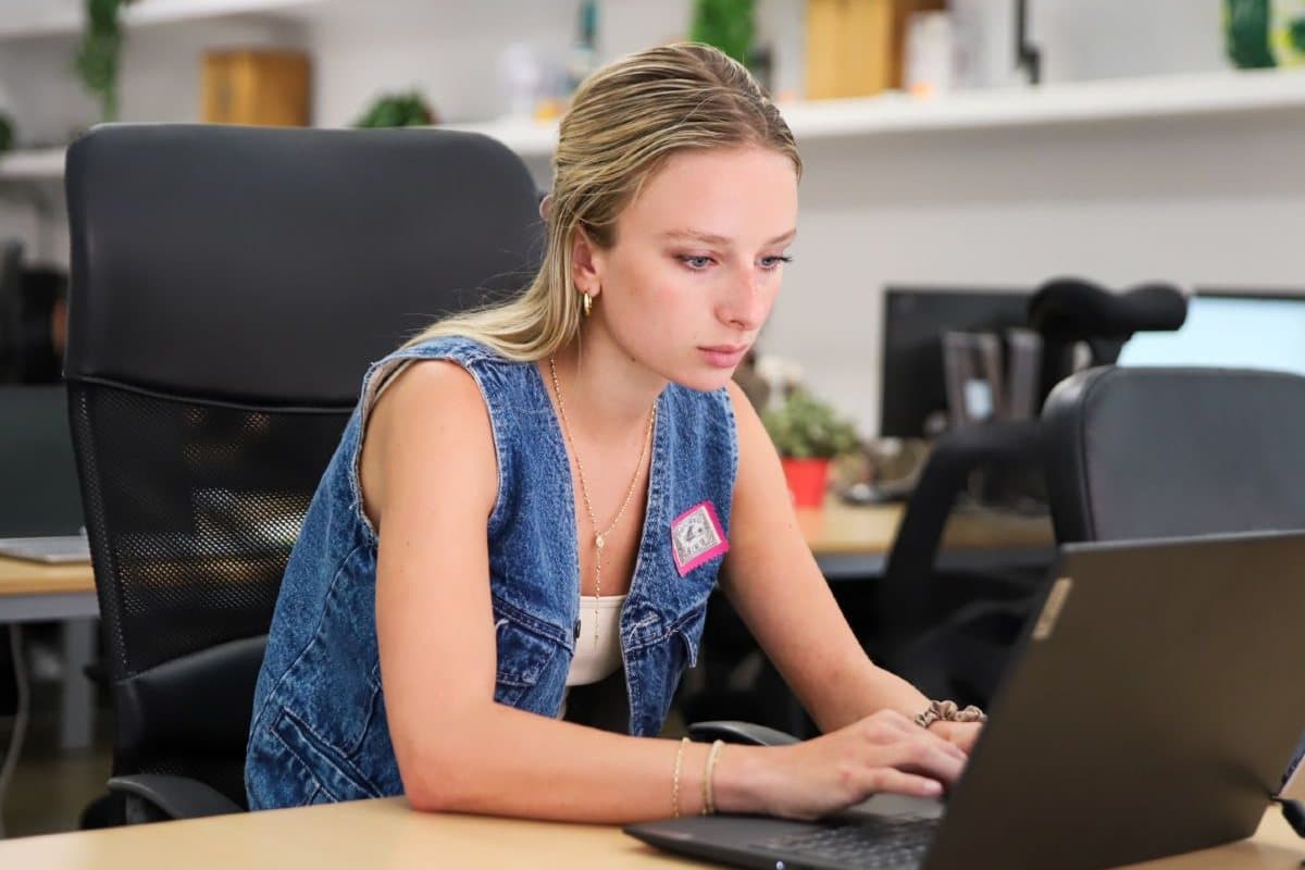 Day Pass at CREC Coworking Gràcia with Natural Light interior photo 8