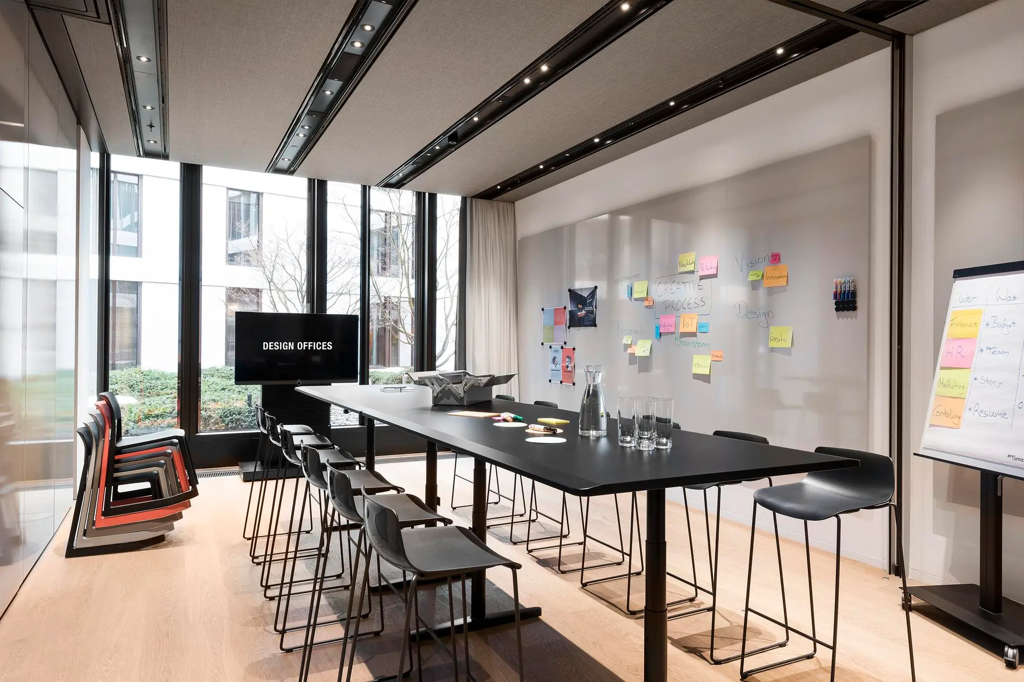 Meet & Move Room — 14 seats, Design Offices München Highlight Towers €89/hr interior photo 1