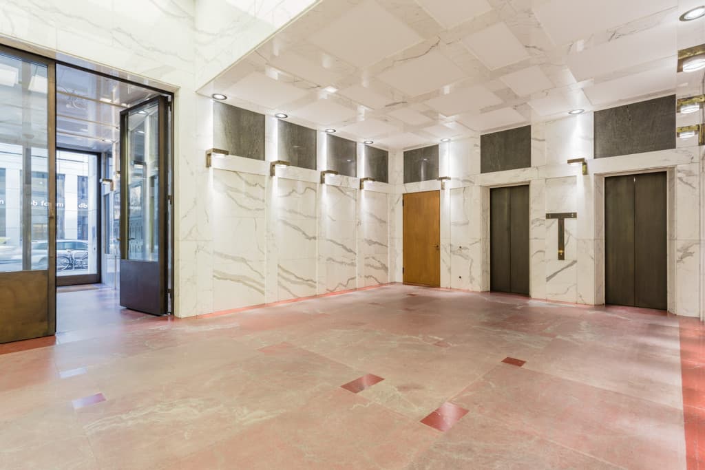 Work in a modern coworking for professionals & startups at ABC Workspaces Friedrichstrasse interior photo 1