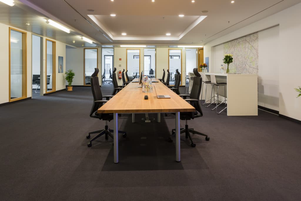 Work in a modern coworking for professionals & startups at ABC Workspaces Friedrichstrasse interior photo 3