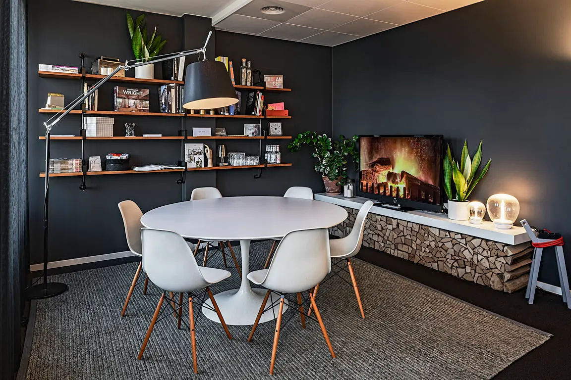 Fireside Room — 8-Person, Design Offices München Bogenhausen interior photo 2