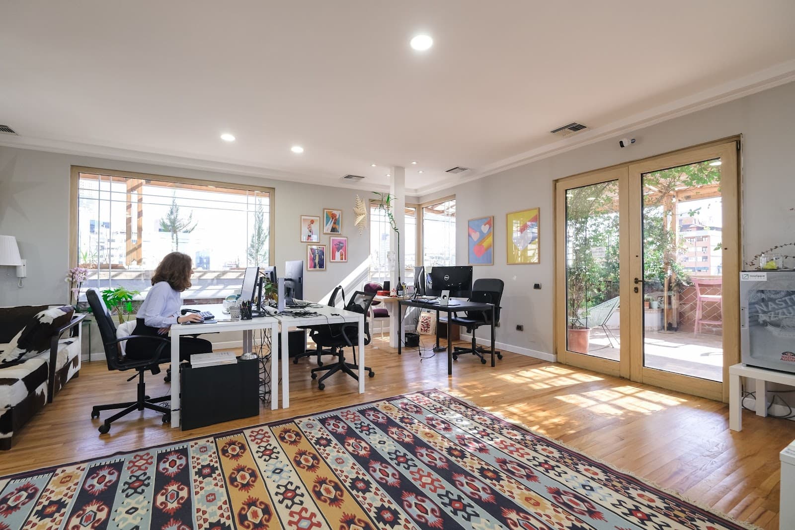 Flexible Day Pass Workspace with Natural Light at Innospace Tirana interior photo 8