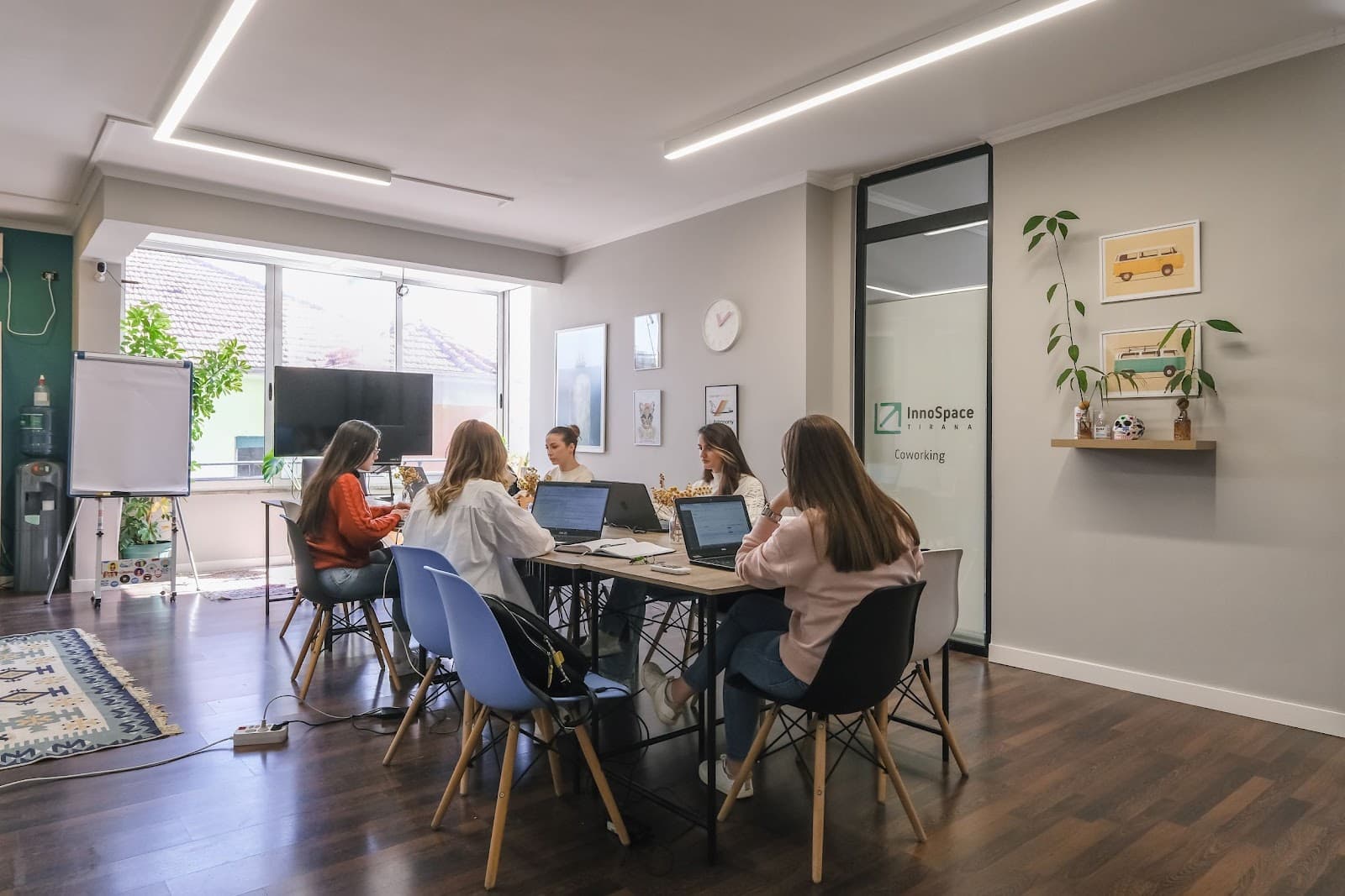 Flexible Day Pass Workspace with Natural Light at Innospace Tirana interior photo 9