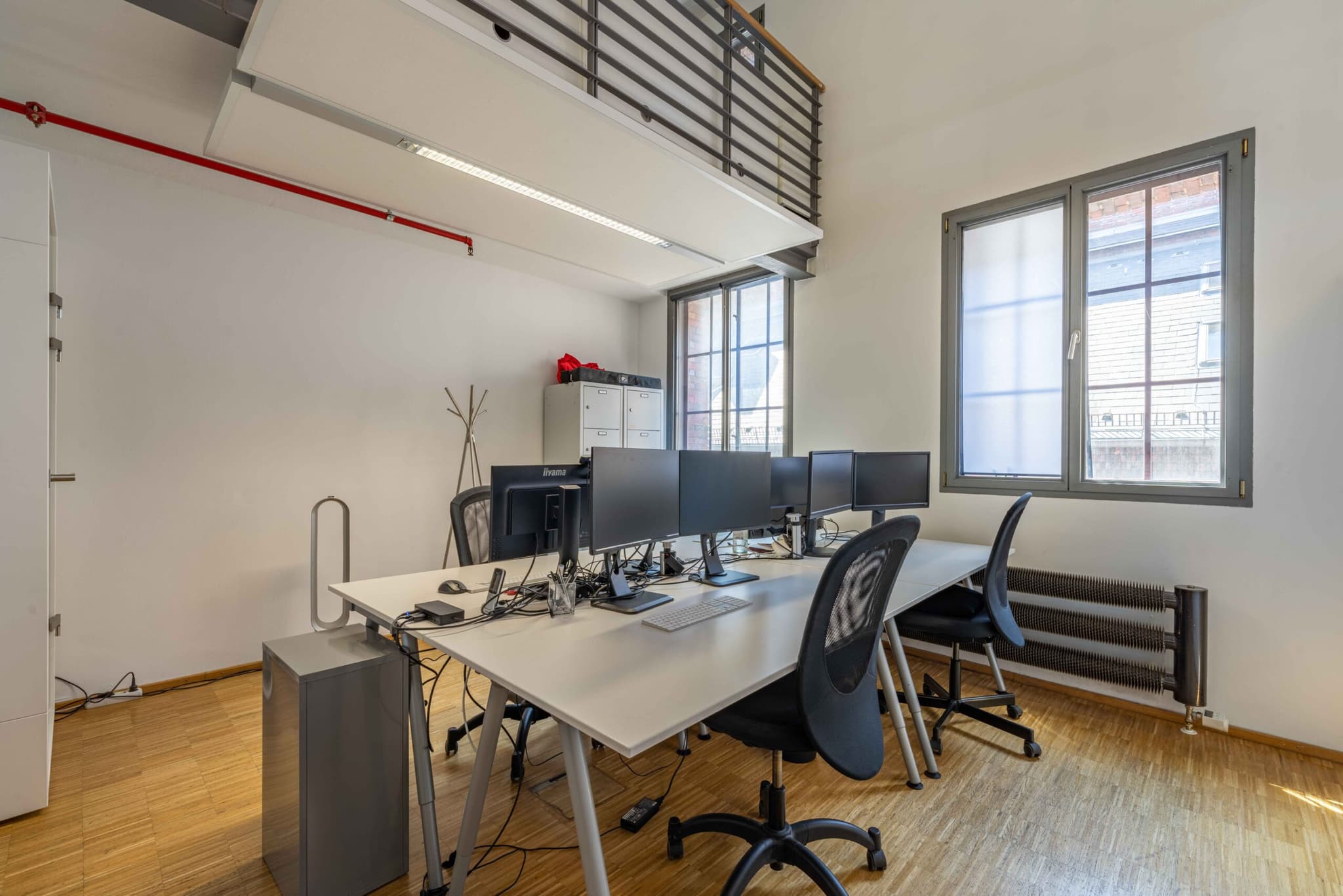 Embrace productivity in a cozy old English room style at Thunderbolt Collective in Berlin interior photo 4