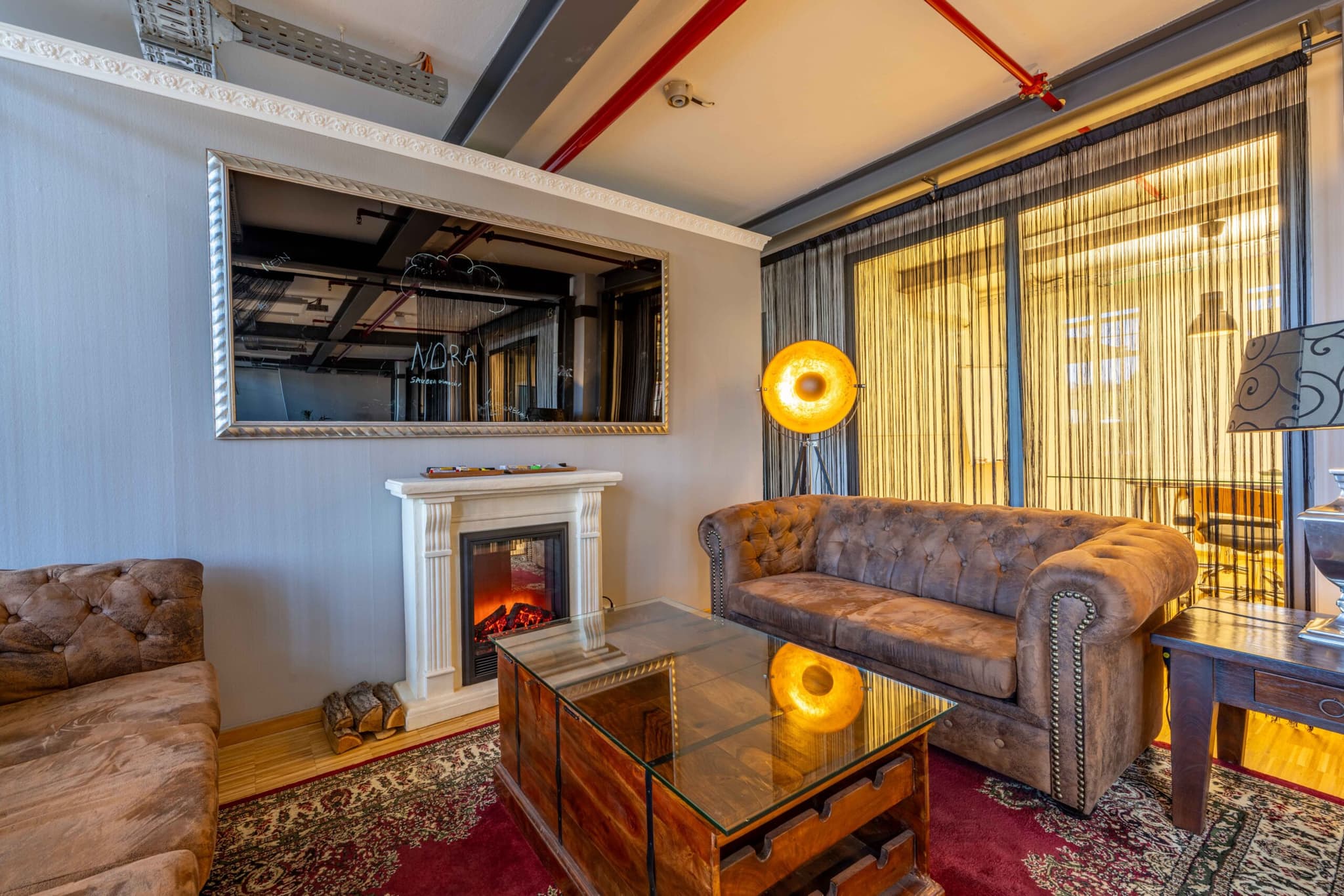 Embrace productivity in a cozy old English room style at Thunderbolt Collective in Berlin interior photo 5