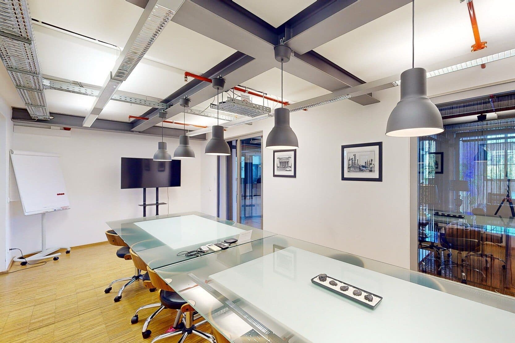 Embrace productivity in a cozy old English room style at Thunderbolt Collective in Berlin interior photo 7