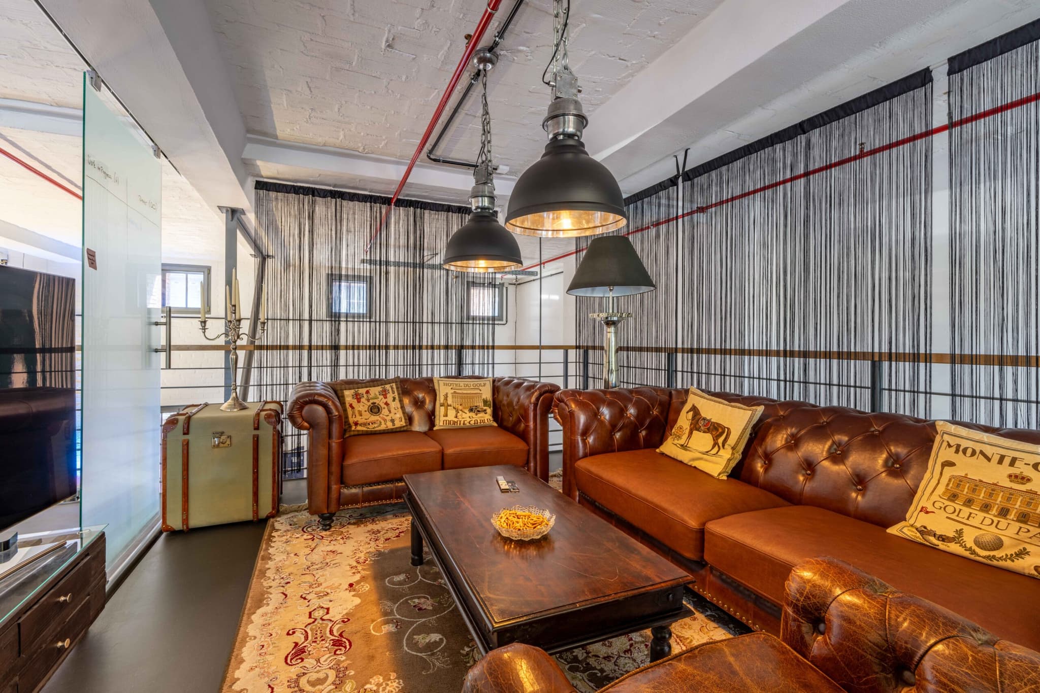 Embrace productivity in a cozy old English room style at Thunderbolt Collective in Berlin interior photo 8