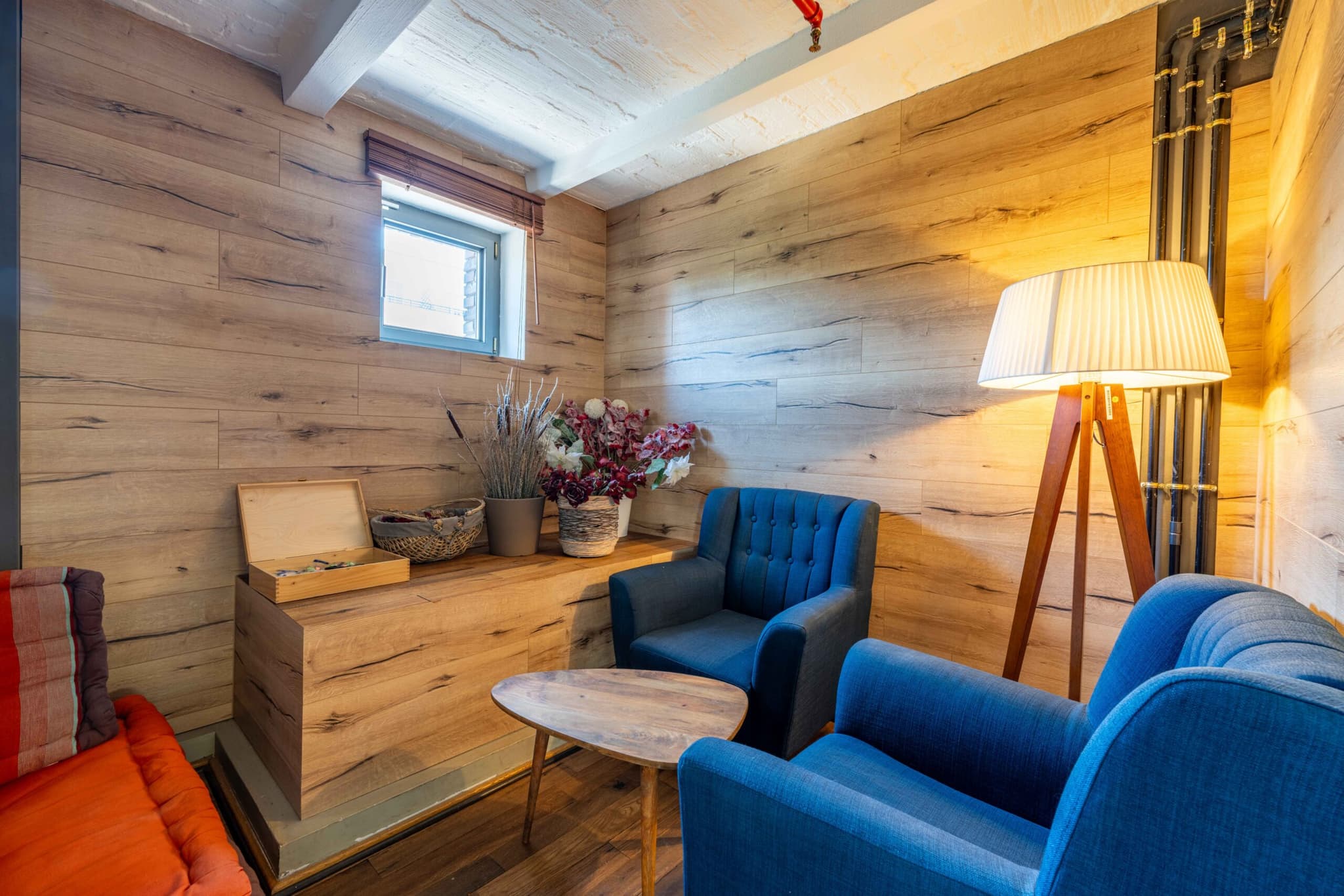 Embrace productivity in a cozy old English room style at Thunderbolt Collective in Berlin interior photo 9