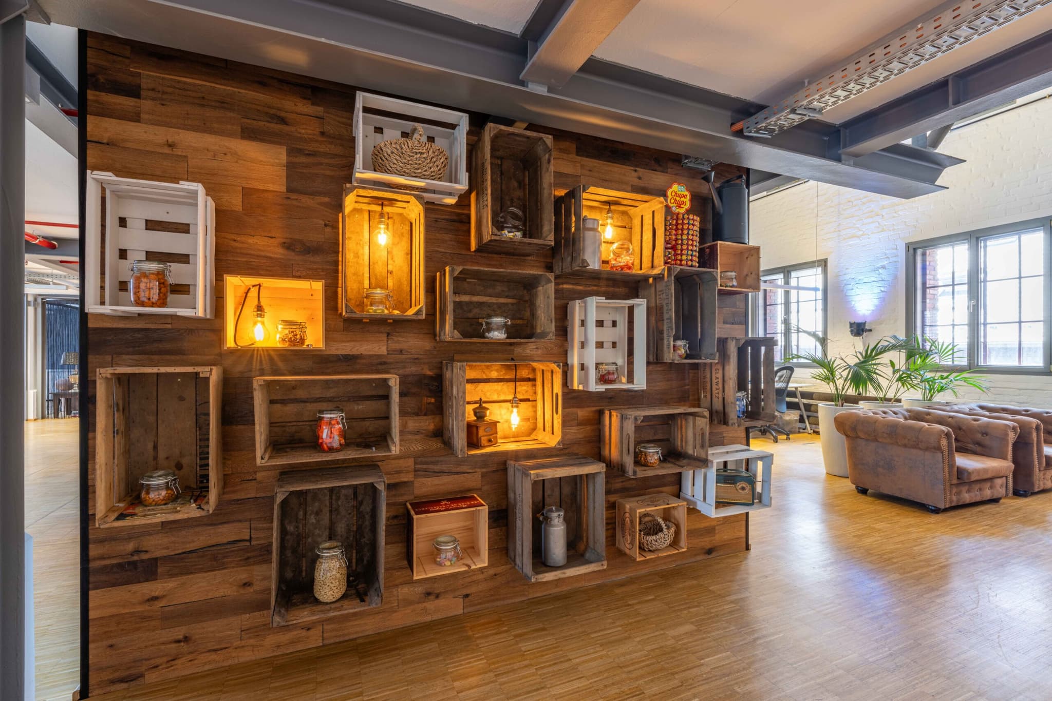 Embrace productivity in a cozy old English room style at Thunderbolt Collective in Berlin interior photo 10