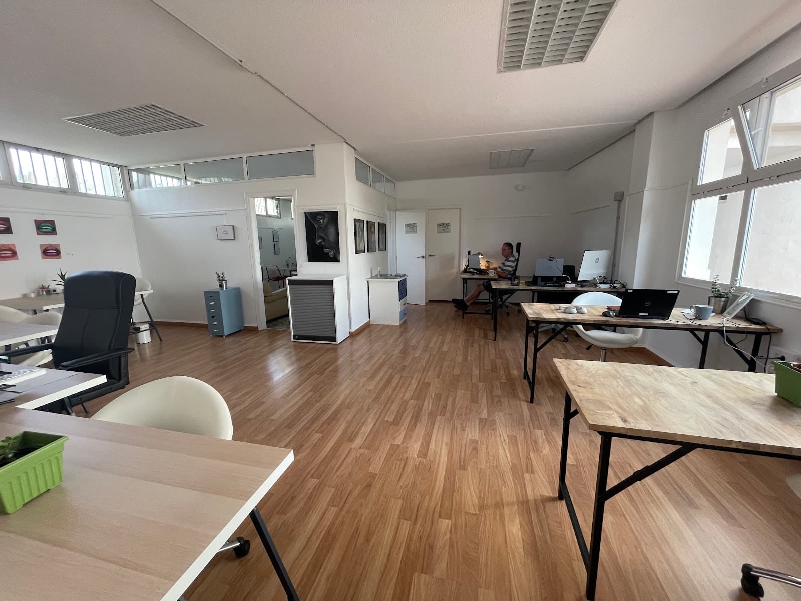 Alicante Day Pass at Simple Social Hub with Highspeed Wifi interior photo 19